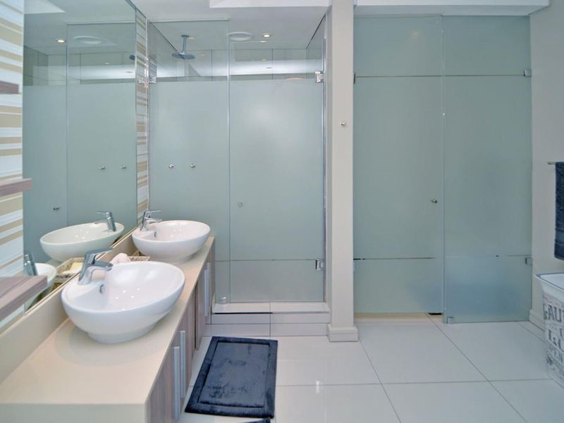 Luxury Apartments for Investors and Professionals - Stylish 2 Bed 2 Bath Apartment - Photo 6