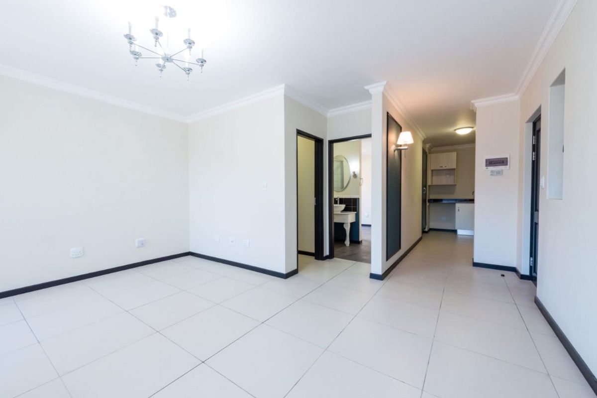 All Offers Considered – Prime Location. 2 Bedroom 2 Bathroom. Cottonwoods. - Photo 3