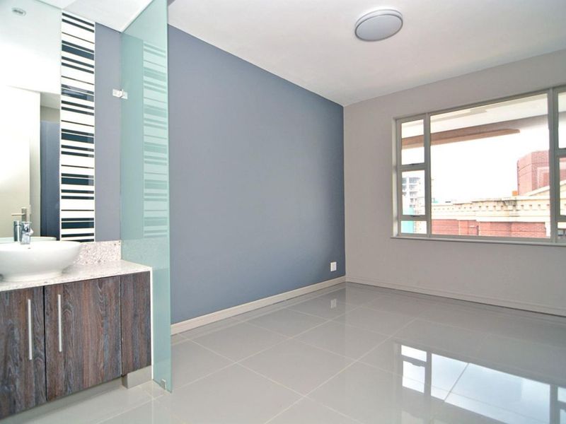 Sophisticated 2 Bed 2 Bath Apartment with a Prestigious Address - Photo 10