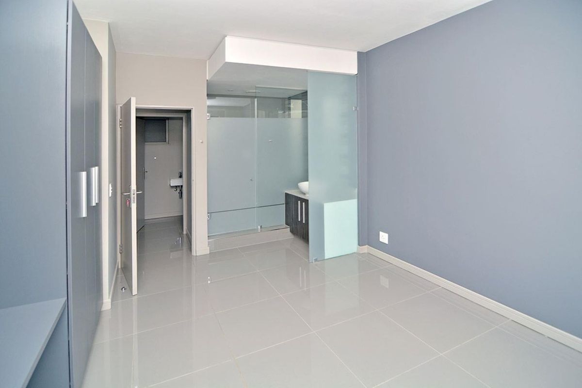 Sophisticated 2 Bed 2 Bath Apartment with a Prestigious Address - Photo 4