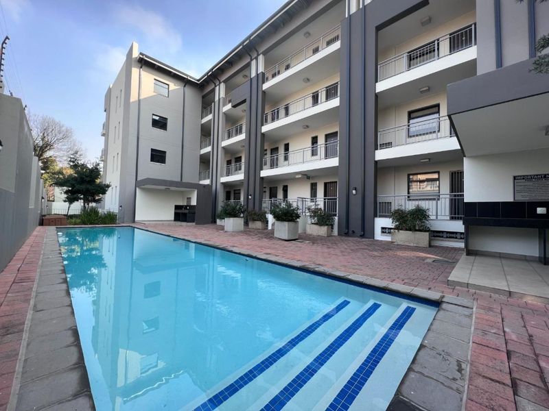 Ultra Modern 2 Bedroom 2 Bathroom Apartment in Rivonia - Photo 2