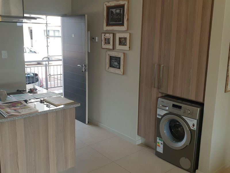 Ultra Modern 2 Bedroom 2 Bathroom Apartment in Rivonia - Photo 5