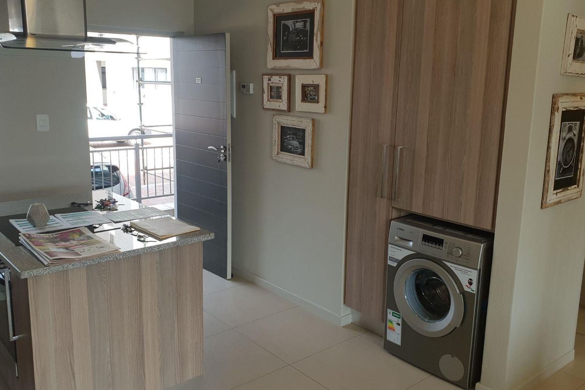 Ultra Modern 2 Bedroom 2 Bathroom Apartment in Rivonia - Photo 5