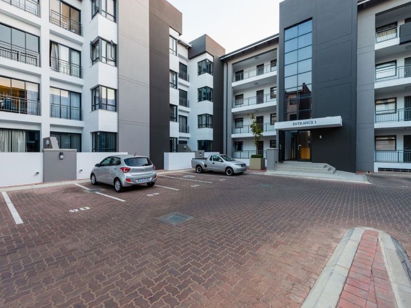 Ultra Modern 2 Bedroom 2 Bathroom Apartment in Rivonia - Photo 4