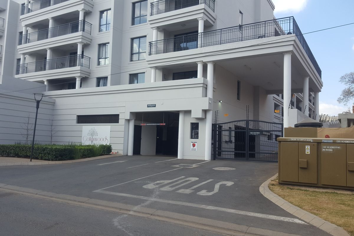 A north facing 2 bedrooms 2 bathrooms with a Balcony - Photo 2