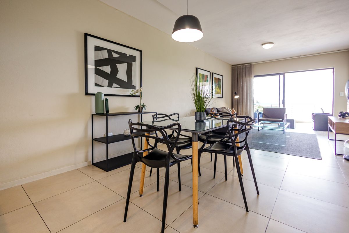 Stylish And Modern 2 Bed 2 Bath Top Floor Apartment - Photo 2