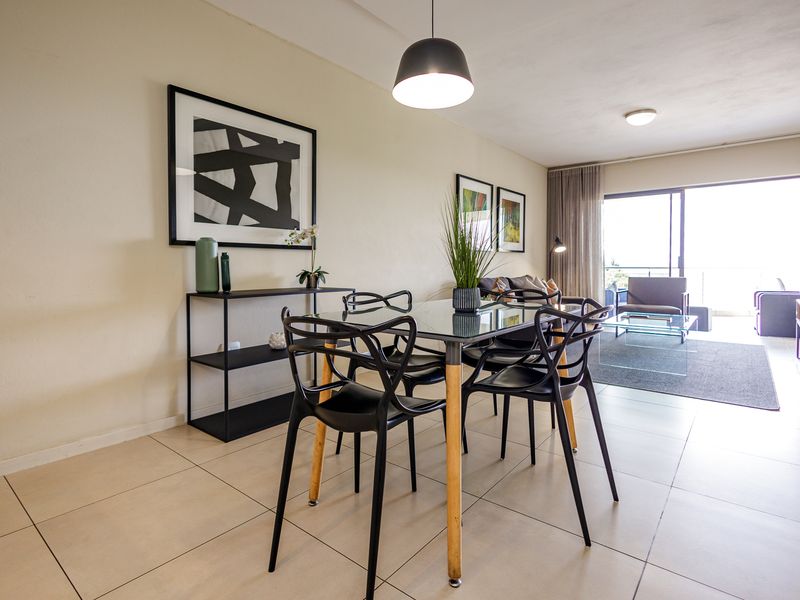 Stylish And Modern 2 Bed 2 Bath Top Floor Apartment - Photo 2