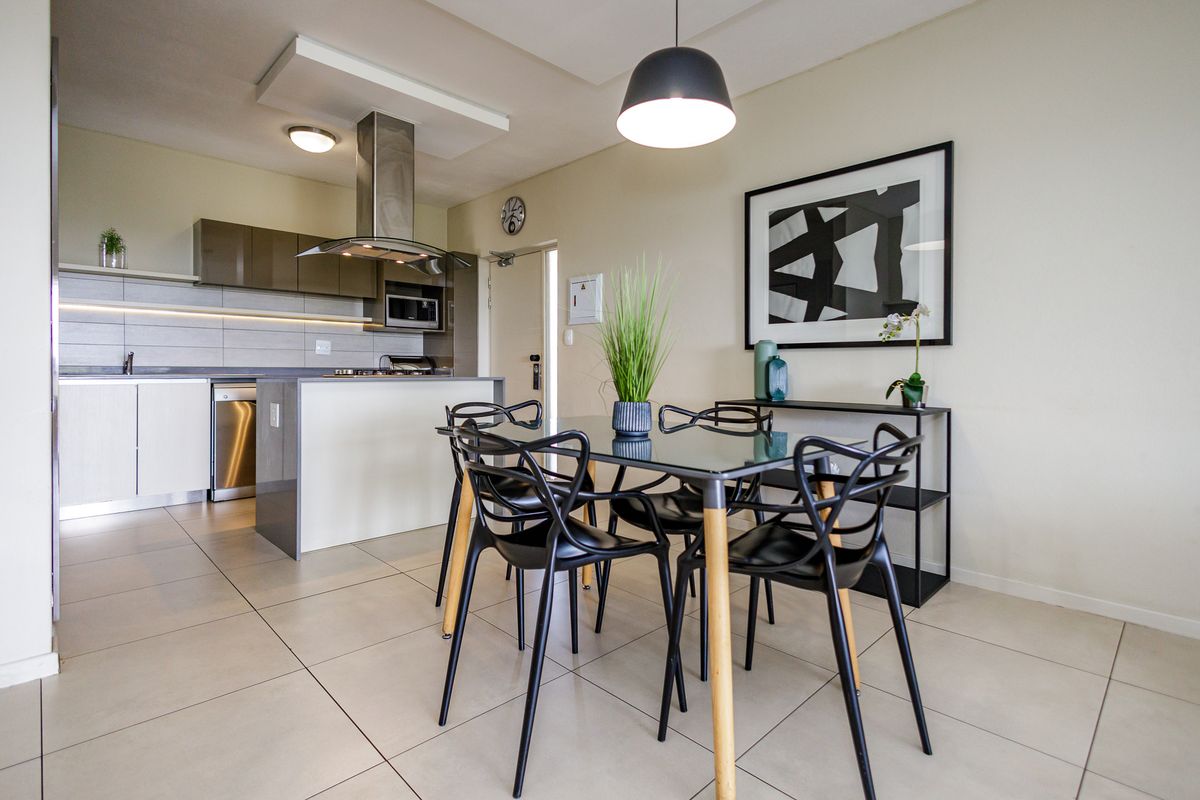 Stylish And Modern 2 Bed 2 Bath Top Floor Apartment - Photo 3