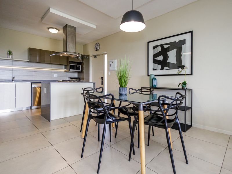 Stylish And Modern 2 Bed 2 Bath Top Floor Apartment - Photo 3