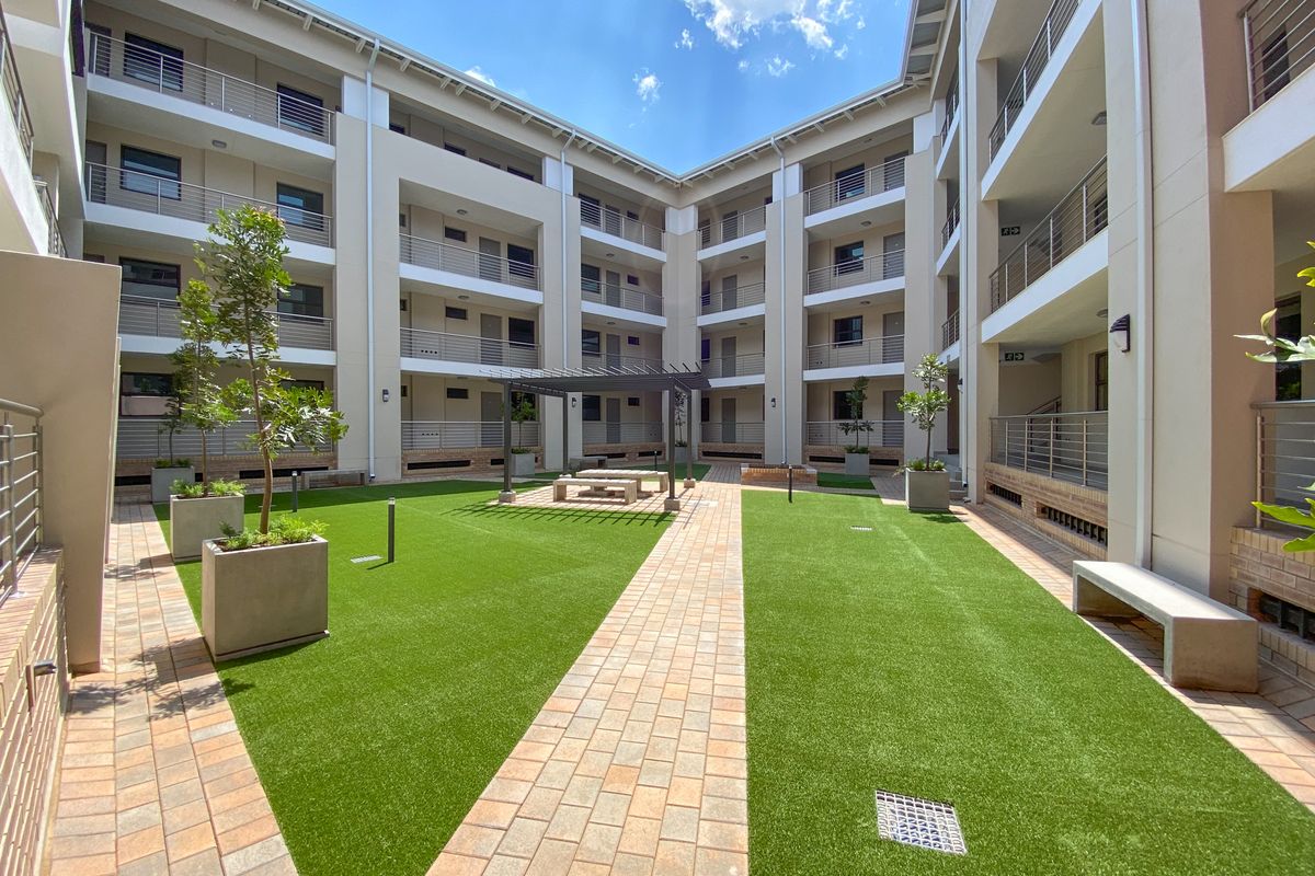 Stylish And Modern 2 Bed 2 Bath Top Floor Apartment - Photo 4