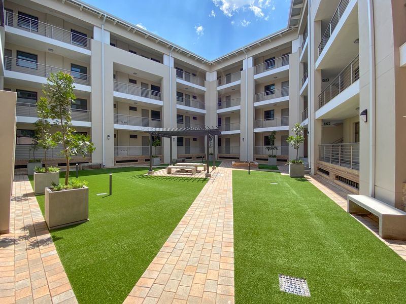 Stylish And Modern 2 Bed 2 Bath Top Floor Apartment - Photo 4