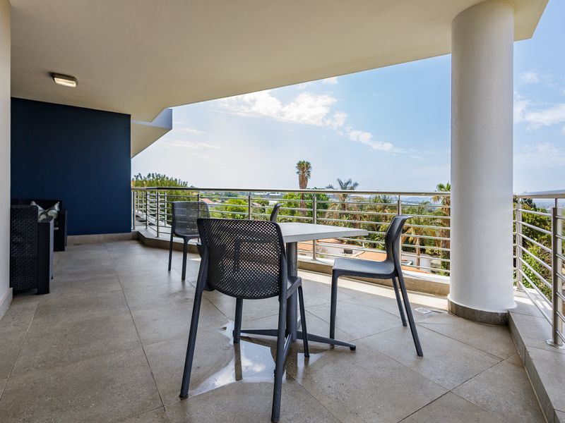 Stylish And Modern 2 Bed 2 Bath Top Floor Apartment - Photo 8