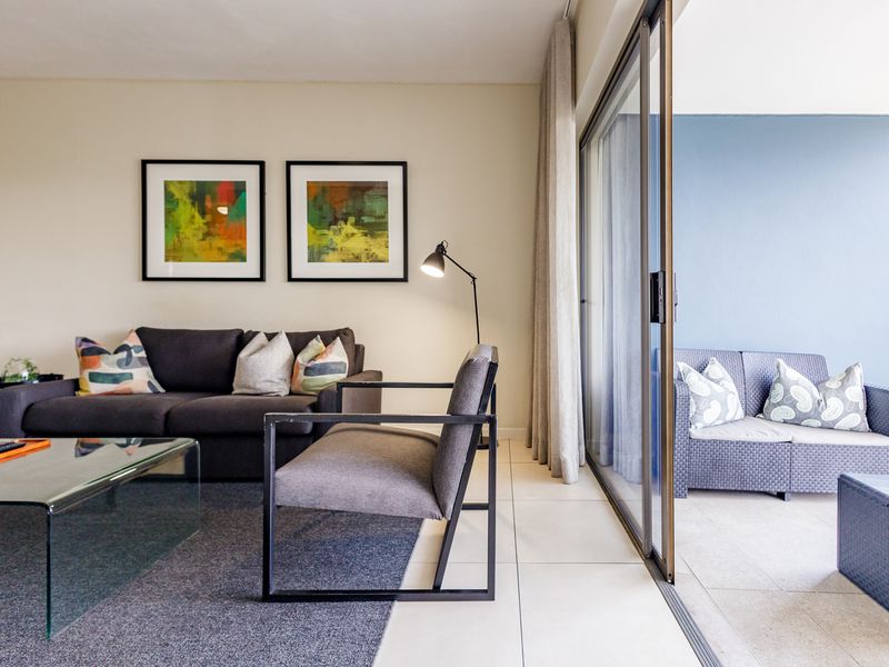 Stylish And Modern 2 Bed 2 Bath Top Floor Apartment - Photo 7