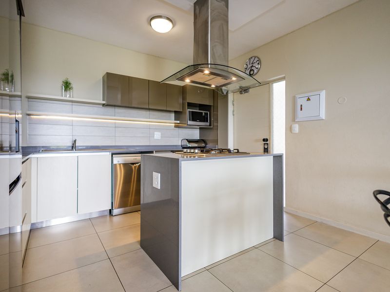 Stylish And Modern 2 Bed 2 Bath Top Floor Apartment - Photo 6