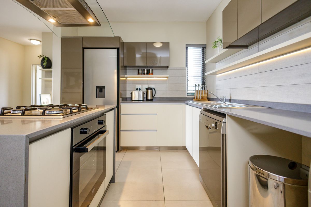 Stylish And Modern 2 Bed 2 Bath Top Floor Apartment - Photo 5