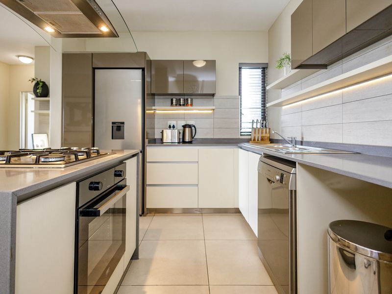 Stylish And Modern 2 Bed 2 Bath Top Floor Apartment - Photo 5