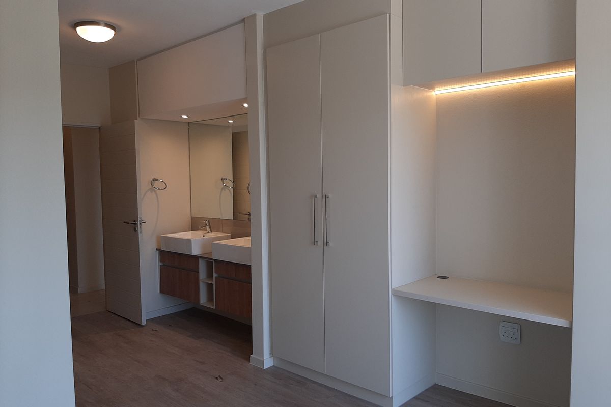 Stylish And Modern 2 Bed 2 Bath Top Floor Apartment - Photo 4