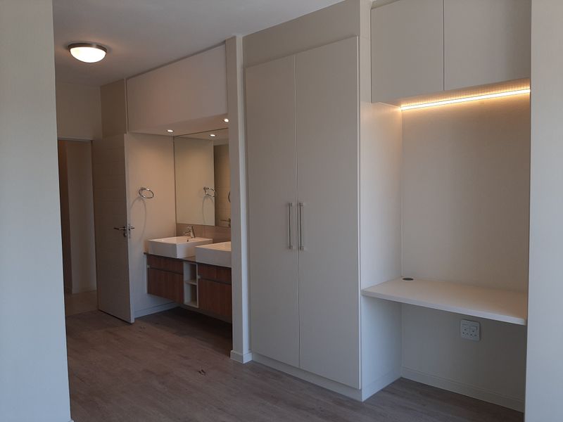 Stylish And Modern 2 Bed 2 Bath Top Floor Apartment - Photo 4