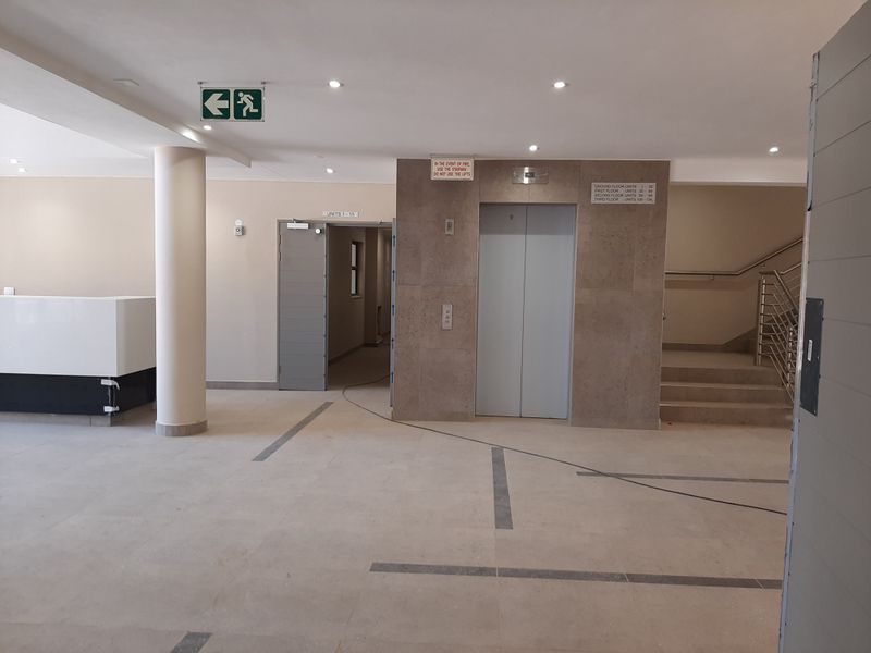 Stylish And Modern 2 Bed 2 Bath Top Floor Apartment - Photo 5