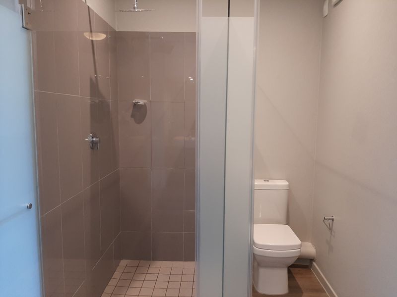 Stylish And Modern 2 Bed 2 Bath Top Floor Apartment - Photo 7