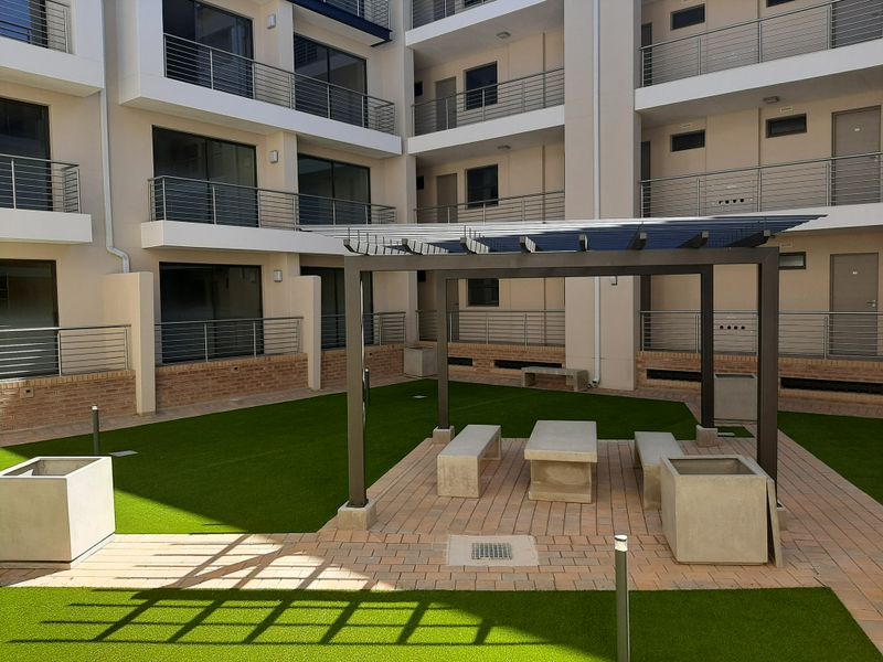 Stylish And Modern 2 Bed 2 Bath Top Floor Apartment - Photo 3