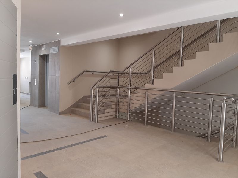 Stylish And Modern 2 Bed 2 Bath Top Floor Apartment - Photo 6