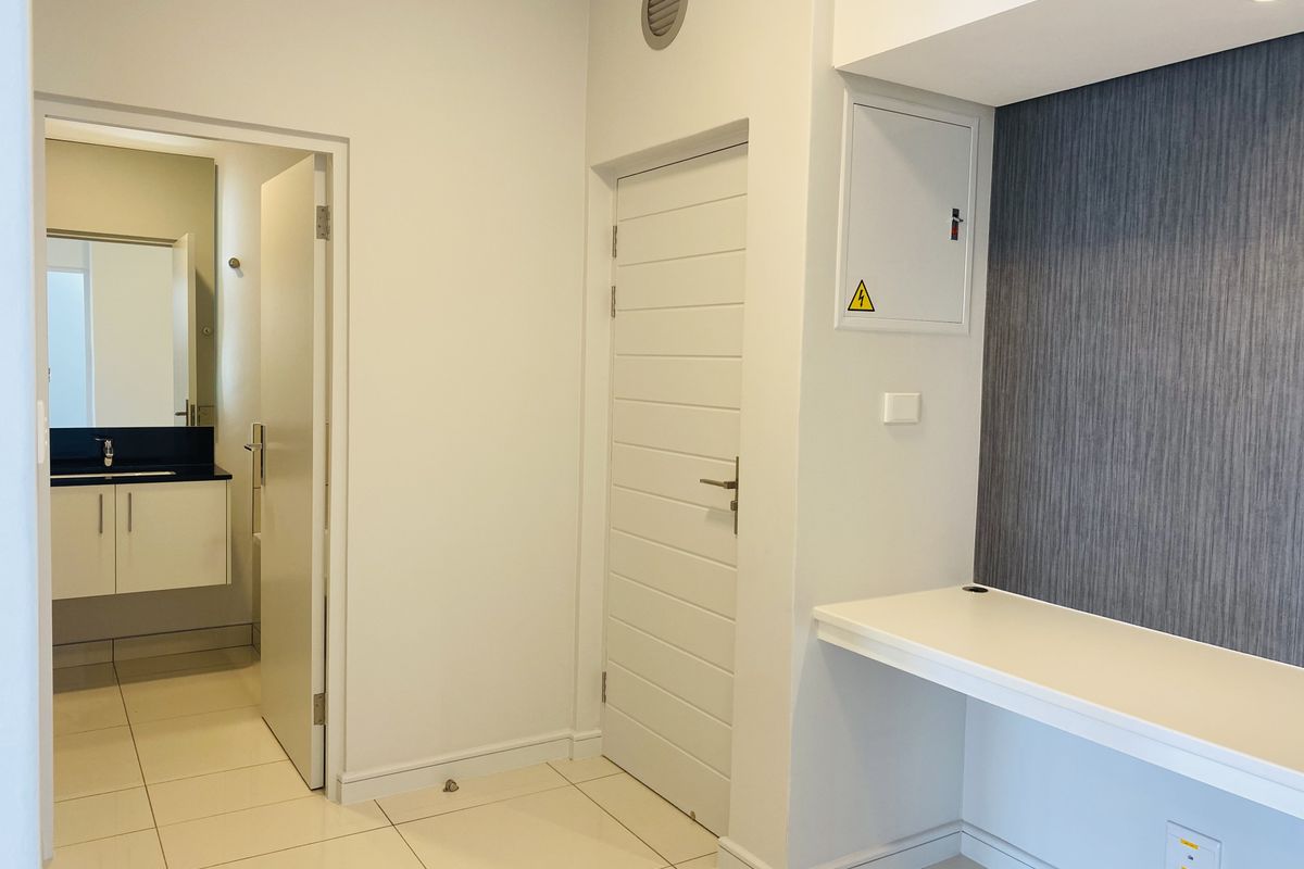 NORTH-FACING, SOPHISTICATED, PET FRIENDLY, 2 BEDROOMS, 2 BATHROOMS APARTMENT WITH 100% BACK-UP POWER - Photo 5