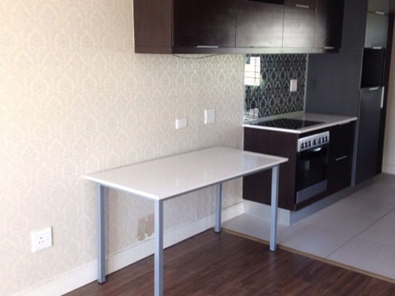 A sunny 2 bedroom 1 bathroom unit at The Link. - Photo 8