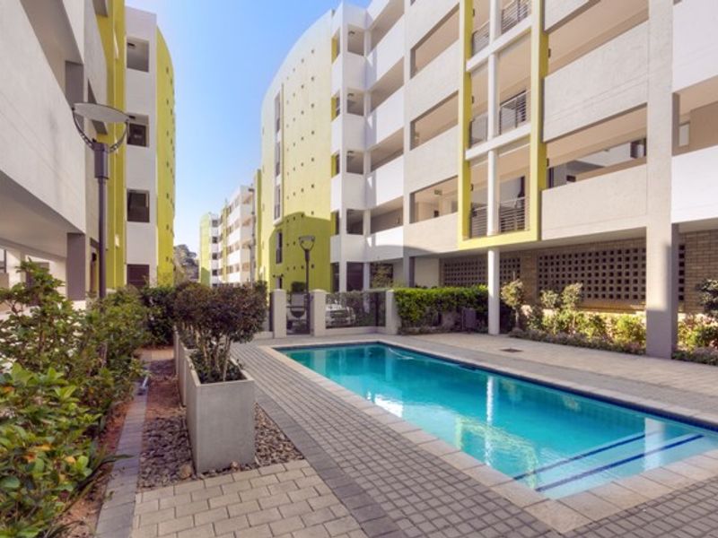 A sunny 2 bedroom 1 bathroom unit at The Link. - Photo 2