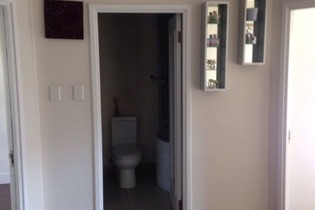 A sunny 2 bedroom 1 bathroom unit at The Link. - Photo 5