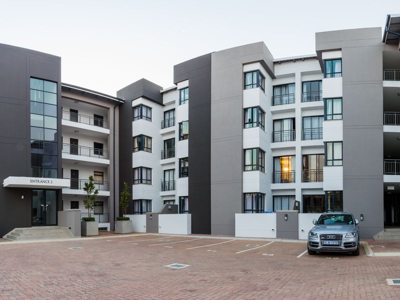 Ultra Modern 2 Bedroom 2 Bathroom Apartment in Rivonia - Photo 4