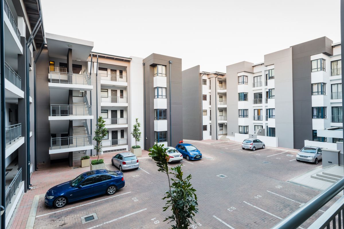 Ultra Modern 2 Bedroom 2 Bathroom Apartment in Rivonia - Photo 2