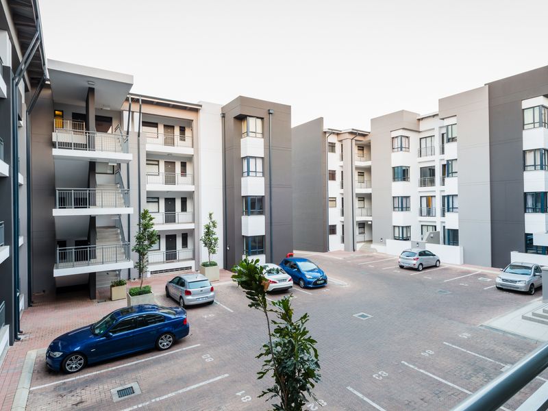 Ultra Modern 2 Bedroom 2 Bathroom Apartment in Rivonia - Photo 2