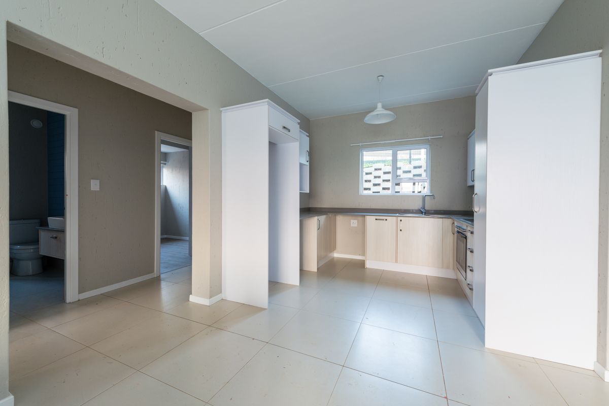 Stylish Yet Practical 2 Bedroom 2 Bathroom Apartment in the Paulshof - Photo 2