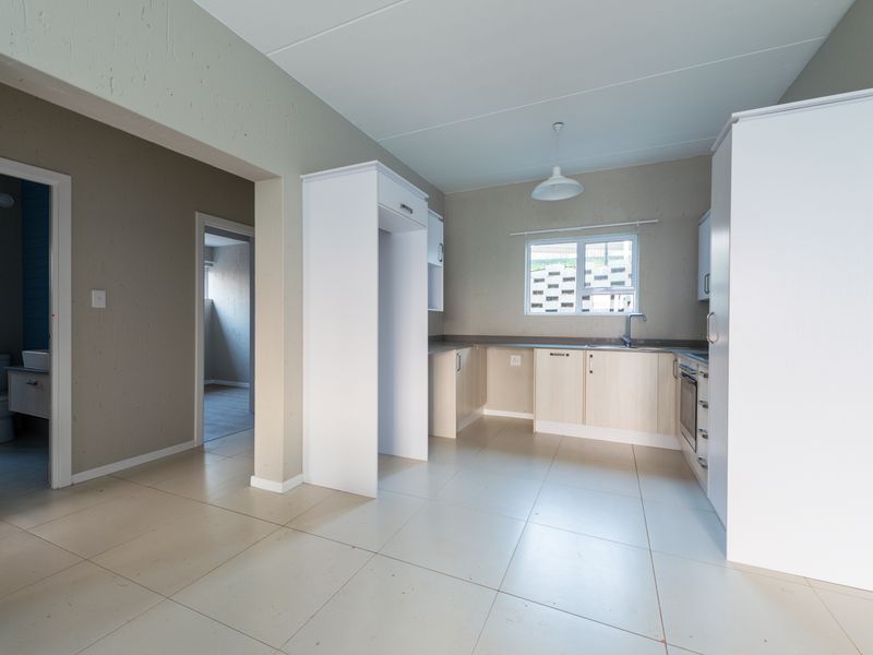 Stylish Yet Practical 2 Bedroom 2 Bathroom Apartment in the Paulshof - Photo 2