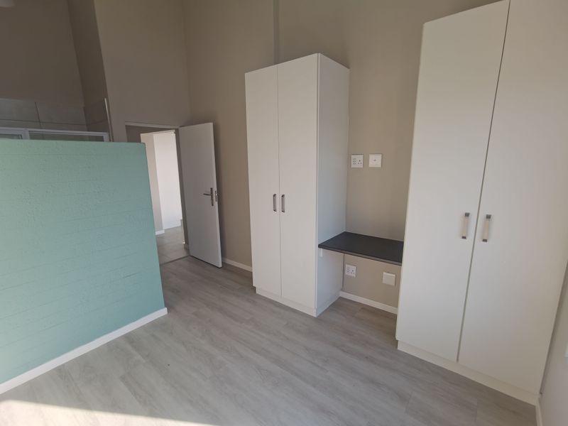 Stylish Yet Practical 2 Bedroom 2 Bathroom Apartment in the Paulshof - Photo 10