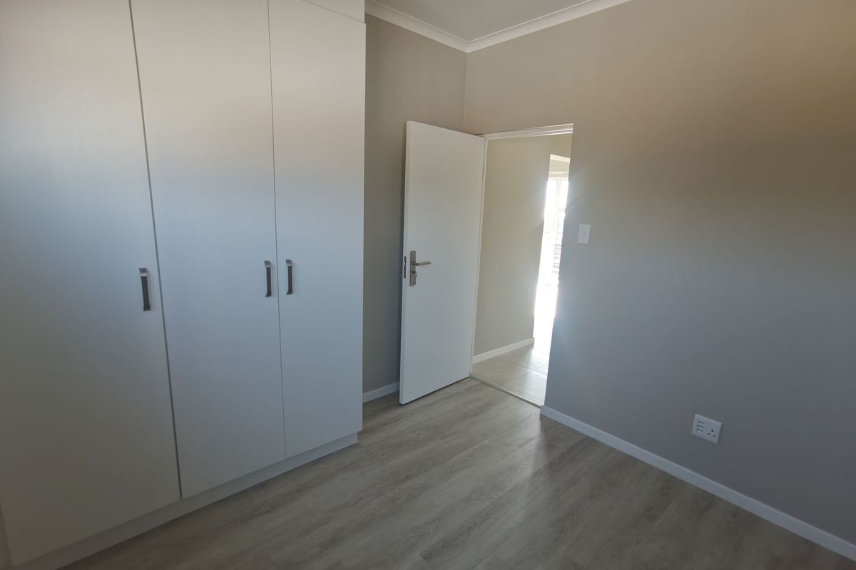 Stylish Yet Practical 2 Bedroom 2 Bathroom Apartment in the Paulshof - Photo 5