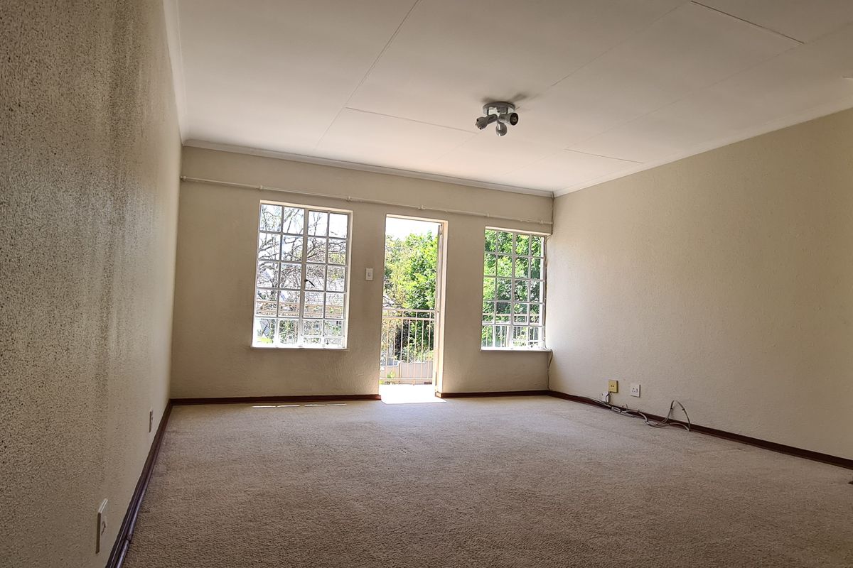 Pretty, Peaceful and Convenient 3 Bed 2 Bath - Photo 2