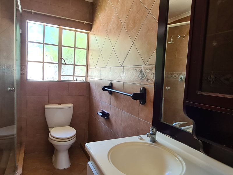 Pretty, Peaceful and Convenient 3 Bed 2 Bath - Photo 10