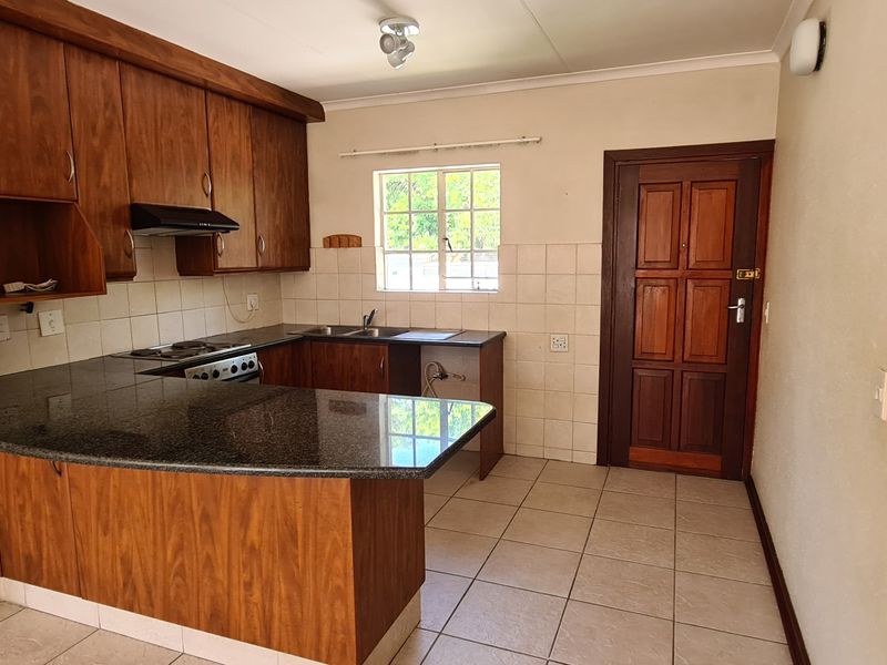 Pretty, Peaceful and Convenient 3 Bed 2 Bath - Photo 4