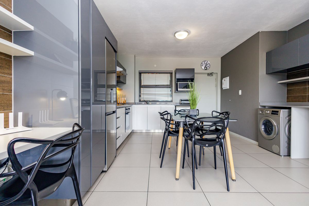 Stylish Yet Practical 1st Floor 2 Bed 2 Bath Apartment in Rivonia - Photo 4