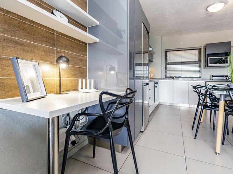 Stylish Yet Practical 1st Floor 2 Bed 2 Bath Apartment in Rivonia - Photo 3