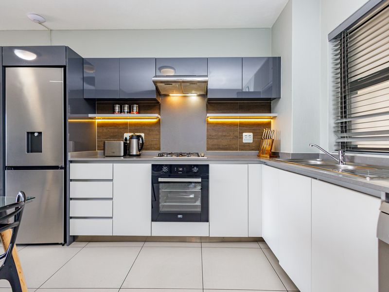 Stylish Yet Practical 1st Floor 2 Bed 2 Bath Apartment in Rivonia - Photo 7