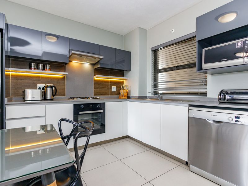 Stylish Yet Practical 1st Floor 2 Bed 2 Bath Apartment in Rivonia - Photo 8