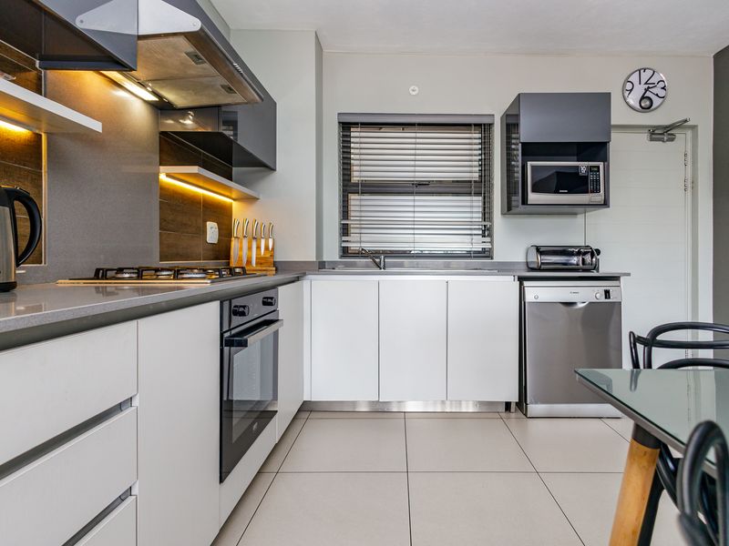 Stylish Yet Practical 1st Floor 2 Bed 2 Bath Apartment in Rivonia - Photo 6