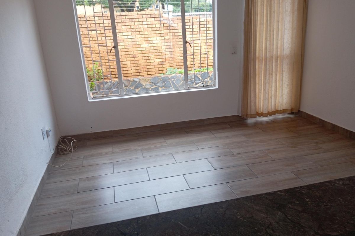 Lock up and  go Townhouse 3 Bedroom 2 Bath + 1 guest toilet - Photo 3