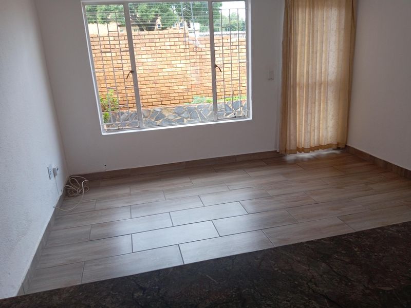 Lock up and  go Townhouse 3 Bedroom 2 Bath + 1 guest toilet - Photo 3