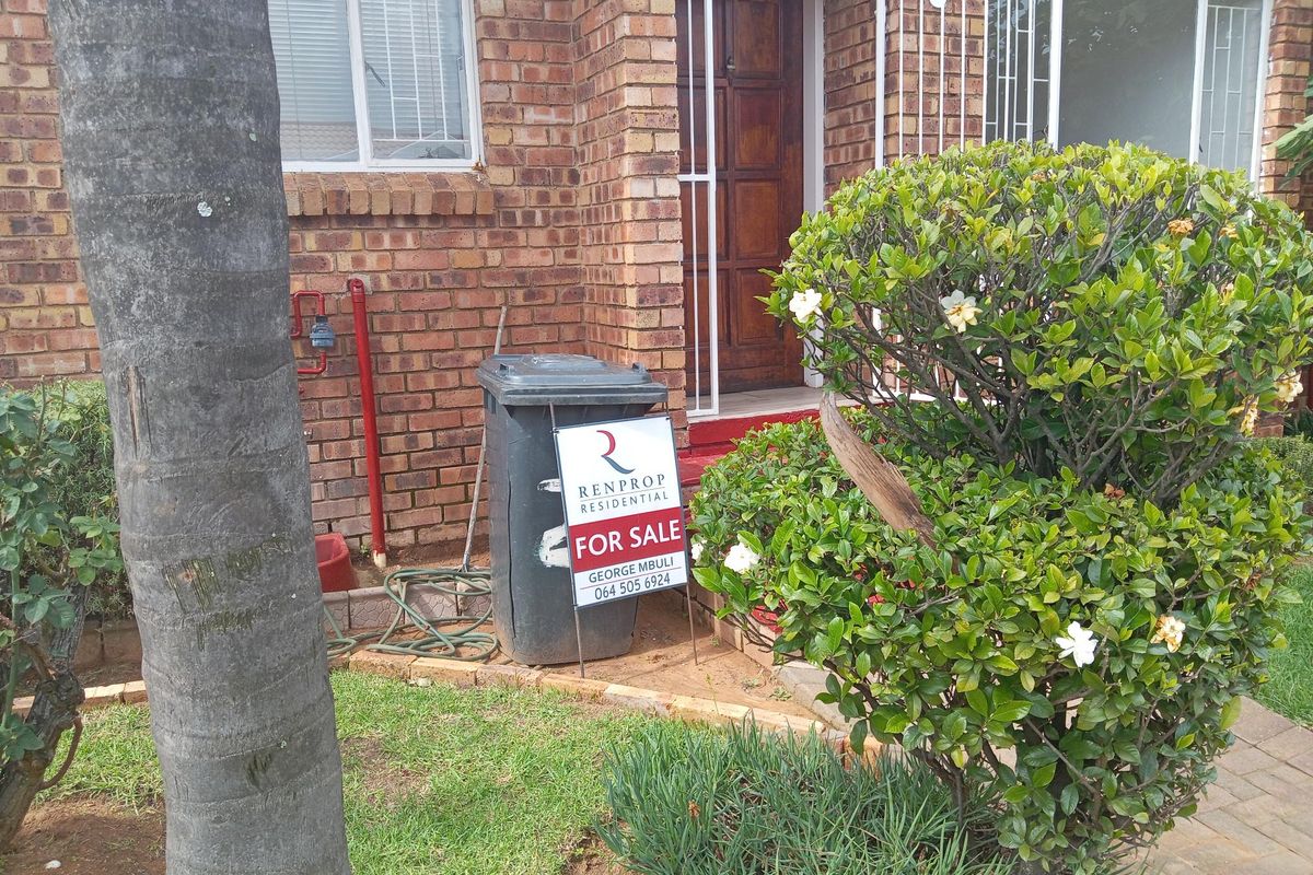 Lock up and  go Townhouse 3 Bedroom 2 Bath + 1 guest toilet - Photo 2