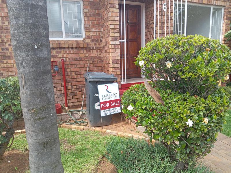 Lock up and  go Townhouse 3 Bedroom 2 Bath + 1 guest toilet - Photo 2