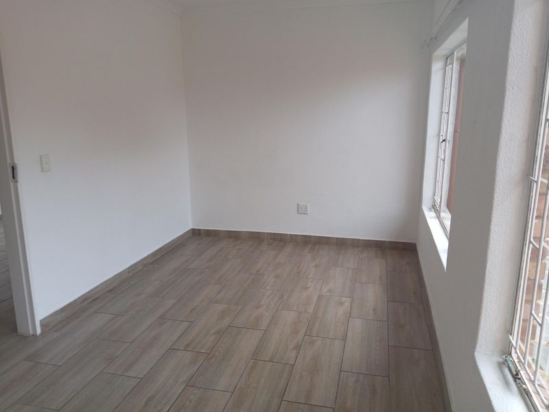 Lock up and  go Townhouse 3 Bedroom 2 Bath + 1 guest toilet - Photo 10